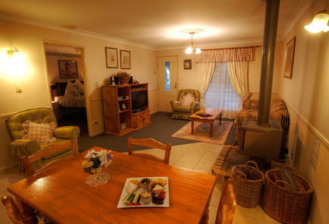 Honeysuckle Cottages And The Rocks Restaurant - Accommodation Port Hedland 2