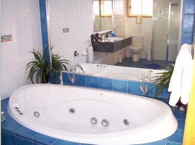 Bateau Bay Beachfront Luxury Accomodation - Accommodation Port Hedland 0