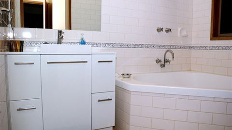 Alpine Country Cottages: Studio 3 - Accommodation Port Hedland 1