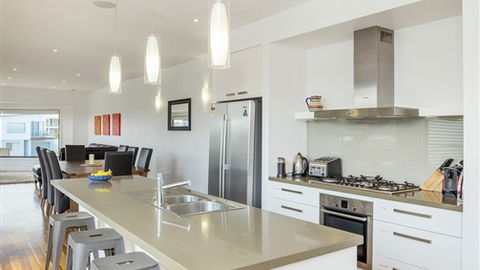 Serenity Torquay Sea View: Luxury Beachfront - Accommodation Port Hedland 1