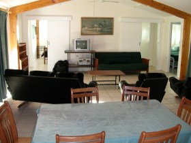 Gee-Dees Family Cabins - Accommodation Port Hedland 3
