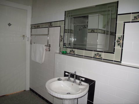 B&B Wodonga - Art Deco Accommodation - Accommodation Port Hedland 9