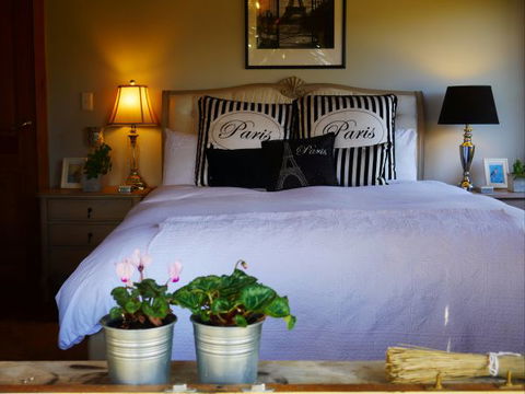 La Perrie Chalet Bed And Breakfast - Accommodation Port Hedland 0
