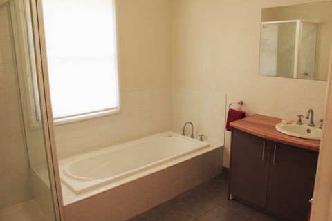 King Valley Lodge - Accommodation Port Hedland 2