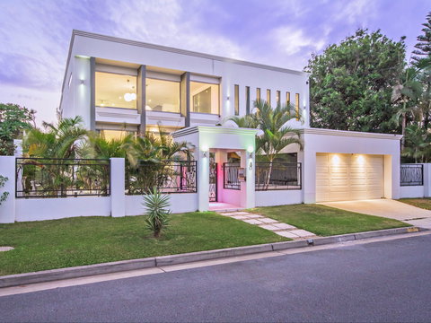 Riviera Waters Broadbeach - Vogue Holiday Homes - Accommodation Port Hedland 0
