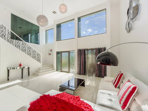 Riviera Waters Broadbeach - Vogue Holiday Homes - Accommodation Port Hedland 1