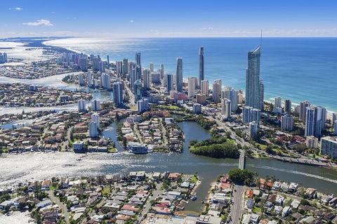 Gold Coast Airport Transfers : Airport OOL To Gold Coast City In Luxury Car - Accommodation Port Hedland 4