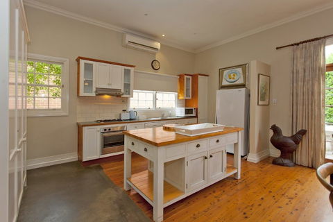 Rose Cottage - Historic Luxury - Accommodation Port Hedland 1