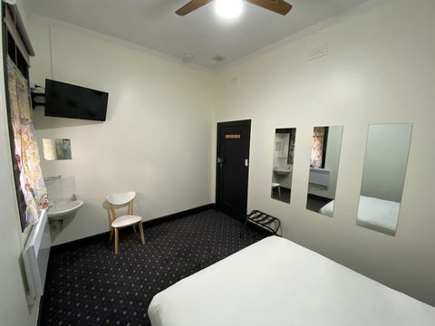 Rooms At Carboni's - Accommodation Port Hedland 1
