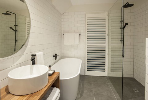 Artist On Everest - Accommodation Port Hedland 5