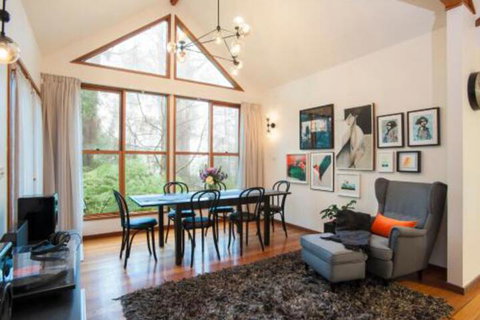 Artist On Everest - Accommodation Port Hedland 0