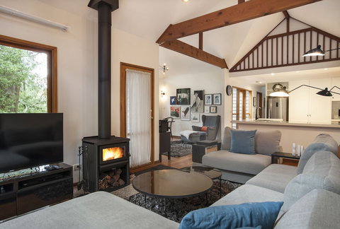 Artist On Everest - Accommodation Port Hedland 7