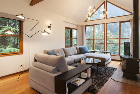 Artist On Everest - Accommodation Port Hedland 4