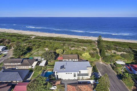 Magnificent Beach House - Accommodation Port Hedland 1
