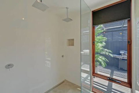 Amazing Unique Five-Star Waterfront Retreat - Accommodation Port Hedland 5