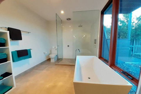 Amazing Unique Five-Star Waterfront Retreat - Accommodation Port Hedland 6