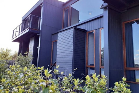 Amazing Unique Five-Star Waterfront Retreat - Accommodation Port Hedland 1