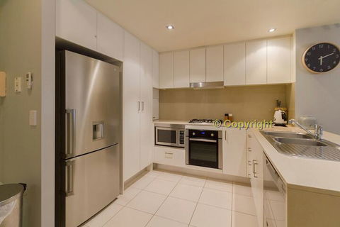 A Deluxe Swim Up Drift Apartments South - Accommodation Port Hedland 3