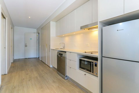 Lagoon Pool 2 Bedroom Spa Suite - Accommodation Port Hedland 2