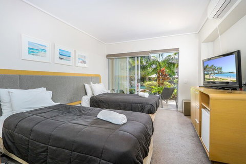 Lagoon Pool 2 Bedroom Spa Suite - Accommodation Port Hedland 1