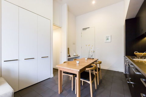 GEORGE, 1BDR North Melbourne Apartment - Accommodation Port Hedland 2