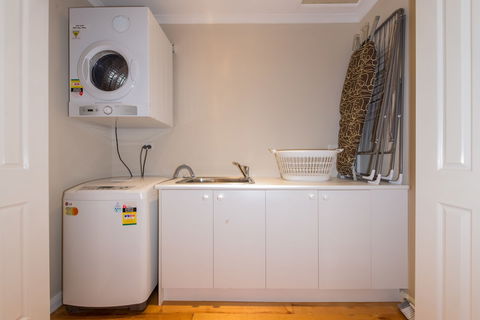 Lovely 5BR House Walk To Train And Shops - Accommodation Port Hedland 0