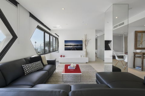 ELAINE, 2BDR St.Kilda Apartment - Accommodation Port Hedland 1