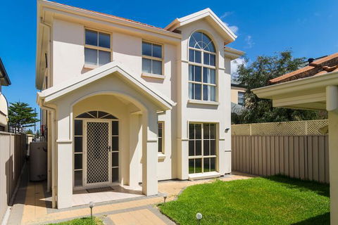 Port Adelaide Harbourside Home - Accommodation Port Hedland 1