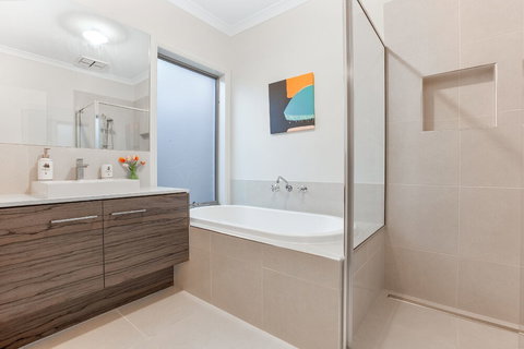 Lakeside Retreat & Business - Accommodation Port Hedland 6