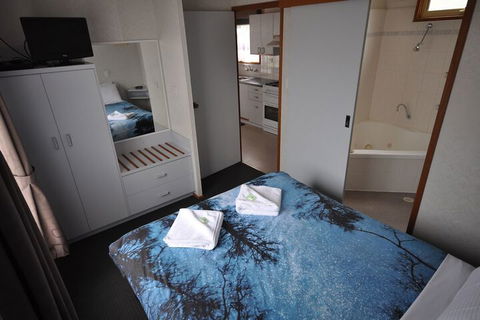 Dylene Caravan Park - 2 Br Family Cabin With Air - Accommodation Port Hedland 6