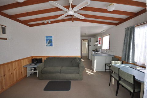 Dylene Caravan Park - 2 Br Family Cabin With Air - Accommodation Port Hedland 4
