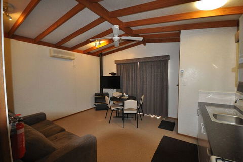 Dylene Caravan Park - 2 Br Family Cabin With Air - Accommodation Port Hedland 7