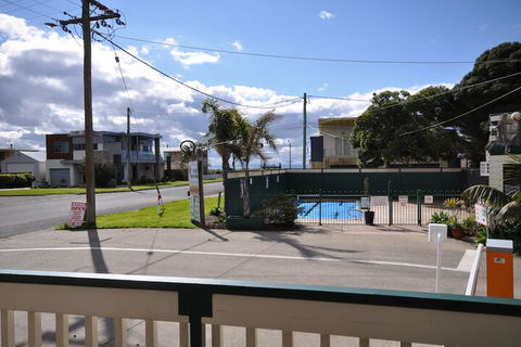 Dylene Caravan Park - 2 Br Family Cabin With Air - Accommodation Port Hedland 3