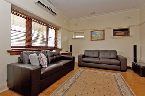 Red Brick Beauty - Central Cottage - Accommodation Port Hedland 2