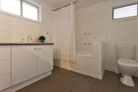 Red Brick Beauty - Central Cottage - Accommodation Port Hedland 3