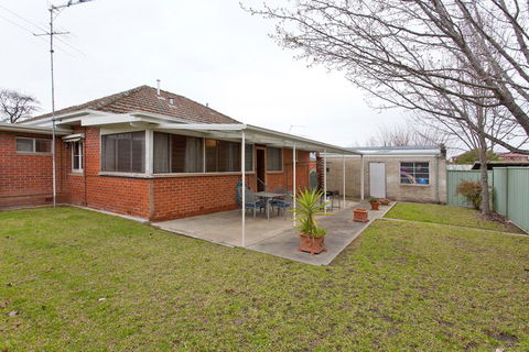 Red Brick Beauty - Central Cottage - Accommodation Port Hedland 7