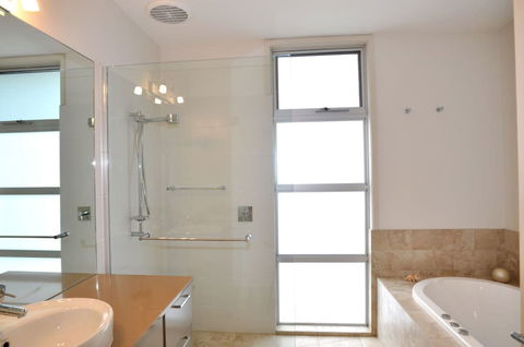 LA MER Centrally Located Free Wifi - Accommodation Port Hedland 6