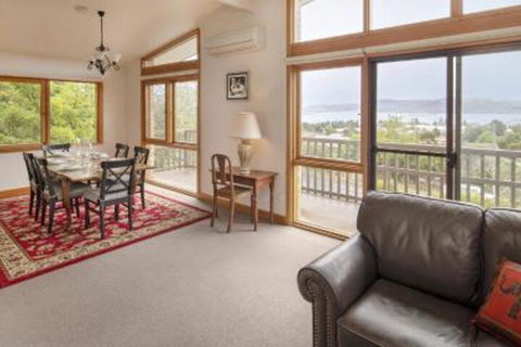 Alpine House Views Over Lake Jindabyne & The Snowy Mountains - Accommodation Port Hedland 6