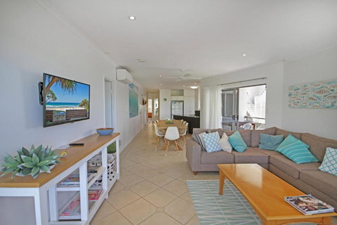 Unit 2 Beach Gallery 9 Andrew Street Point Arkwright 500 BOND LINEN SUPPLIED - Accommodation Port Hedland 6