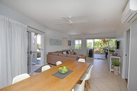 Unit 2 Beach Gallery 9 Andrew Street Point Arkwright 500 BOND LINEN SUPPLIED - Accommodation Port Hedland 3