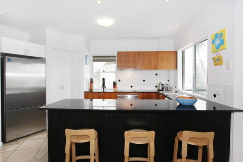 Unit 2 Beach Gallery 9 Andrew Street Point Arkwright 500 BOND LINEN SUPPLIED - Accommodation Port Hedland 1