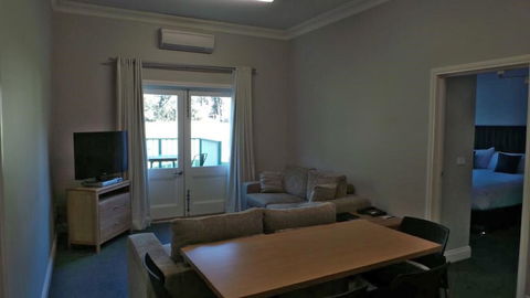 Oscar's On The Yarra - Accommodation Port Hedland 6