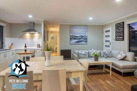 Almost New + Sea & Lake Views - Accommodation Port Hedland 0