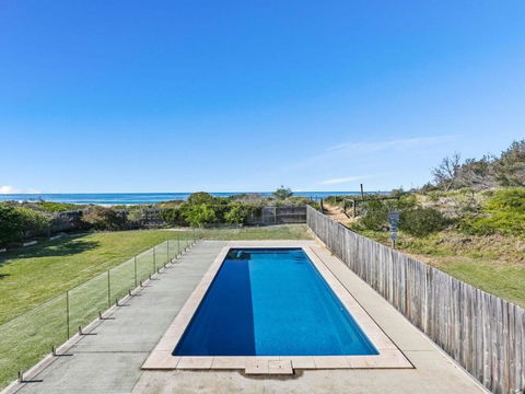 Dayz Dreamin Pool Gas Fireplace & Beachfront - Accommodation Port Hedland 4