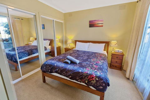 Above Sunset 100m From The Paynesville Lakes - Accommodation Port Hedland 1