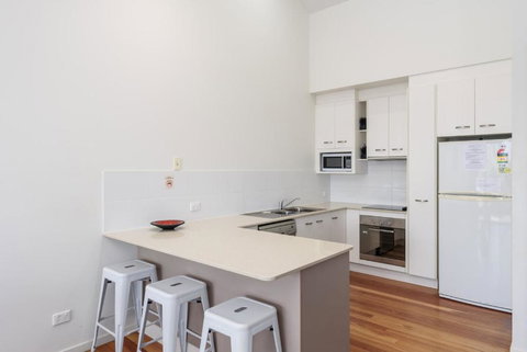 Unit 2 Rainbow Surf Modern Double Storey Townhouse With Large Shared Pool Close To Beach & Shops - Accommodation Port Hedland 2