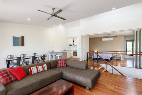 Unit 2 Rainbow Surf Modern Double Storey Townhouse With Large Shared Pool Close To Beach & Shops - Accommodation Port Hedland 4