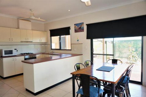 Ningaloo Breeze Villa 7 3 Bedroom Fully Self Contained Holiday Accommodation - Accommodation Port Hedland 3