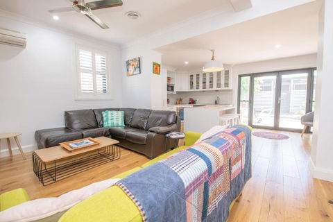 Red Door Cottage Of Orange Heritage Home - Accommodation Port Hedland 2