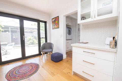 Red Door Cottage Of Orange Heritage Home - Accommodation Port Hedland 3